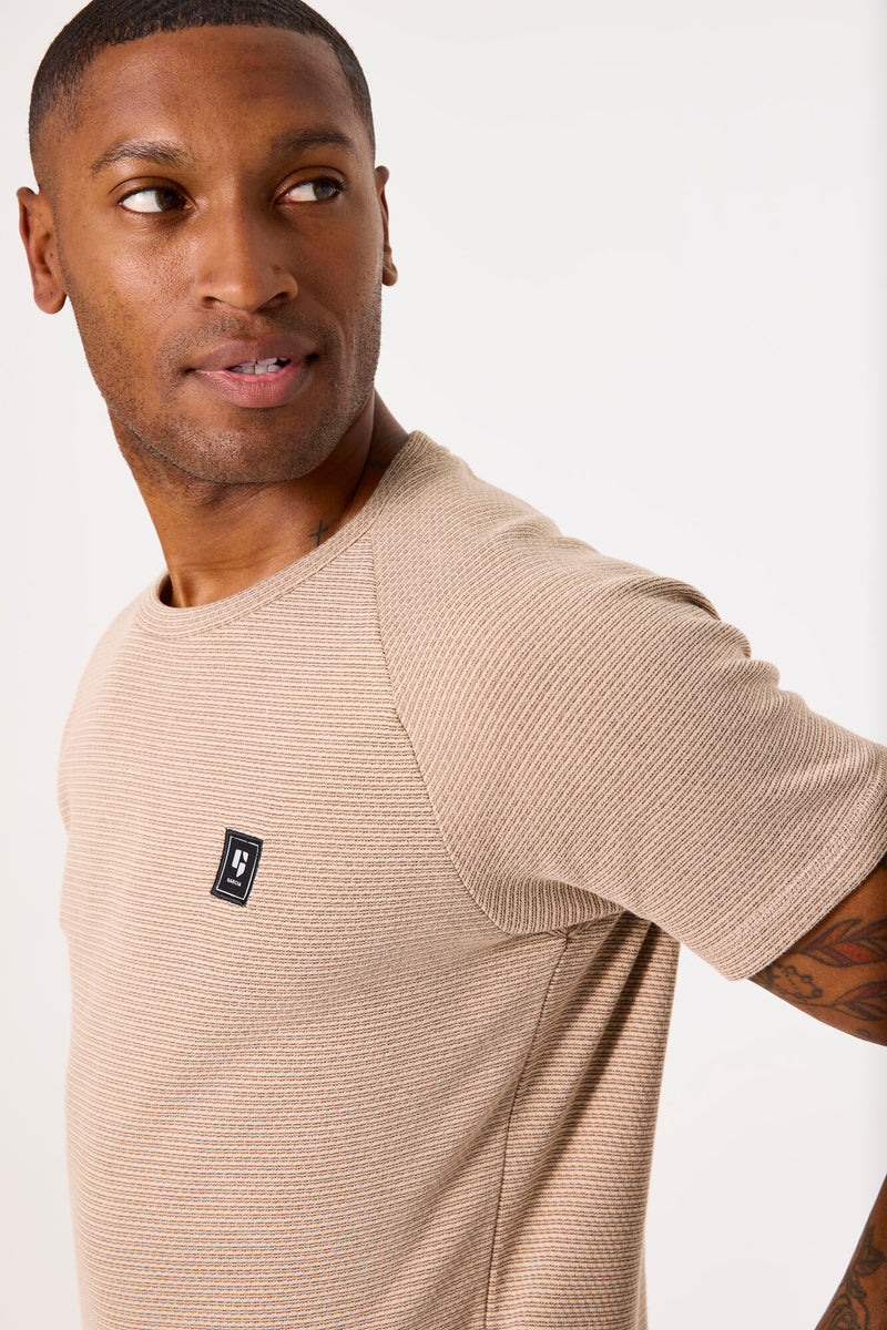 Beige T-shirt met korte mouwen van GARCIA, met een horizontaal textuurpatroon en vierkant logo op de borst.