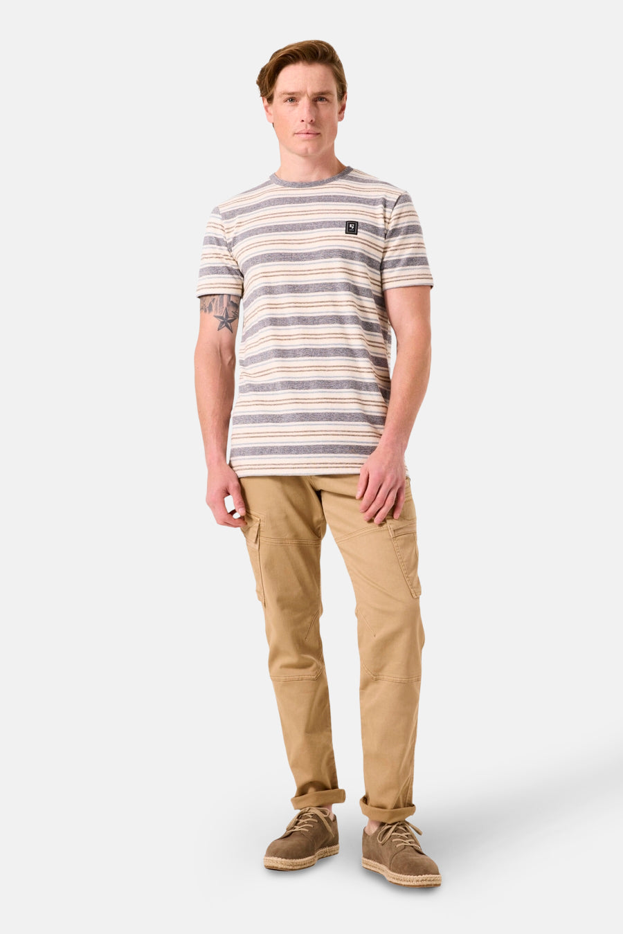 GARCIA meerkleurig T-shirt met korte mouwen, horizontale strepen en beige cargobroek.