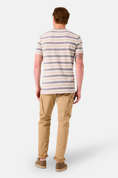 T-shirt à manches courtes multicolore de GARCIA, rayures horizontales et pantalon cargo beige.
