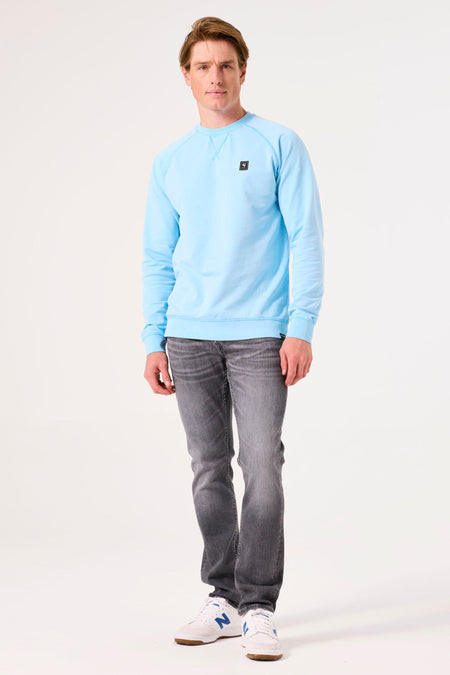 Turquoise sweater van GARCIA, gedragen met een lichtgrijze spijkerbroek en witte sneakers, vooraanzicht.