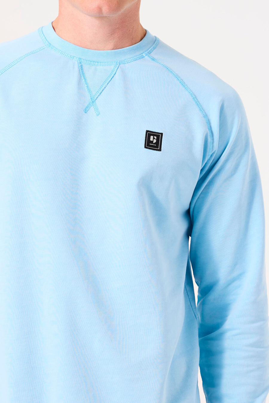 Turquoise ronde hals sweatshirt van GARCIA, met zichtbare naden op de schouders en vierkant logo.