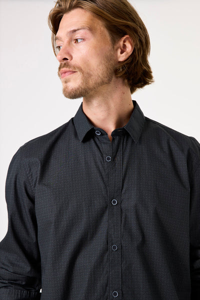 Chemise à manches longues grise de GARCIA, avec motif texturé discret et boutons ronds.