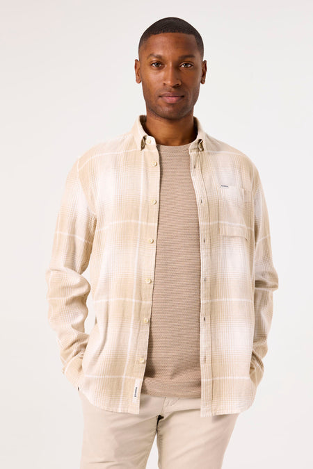 Beige lange mouwen overhemd van GARCIA, geruit, gedragen met een beige T-shirt en broek.