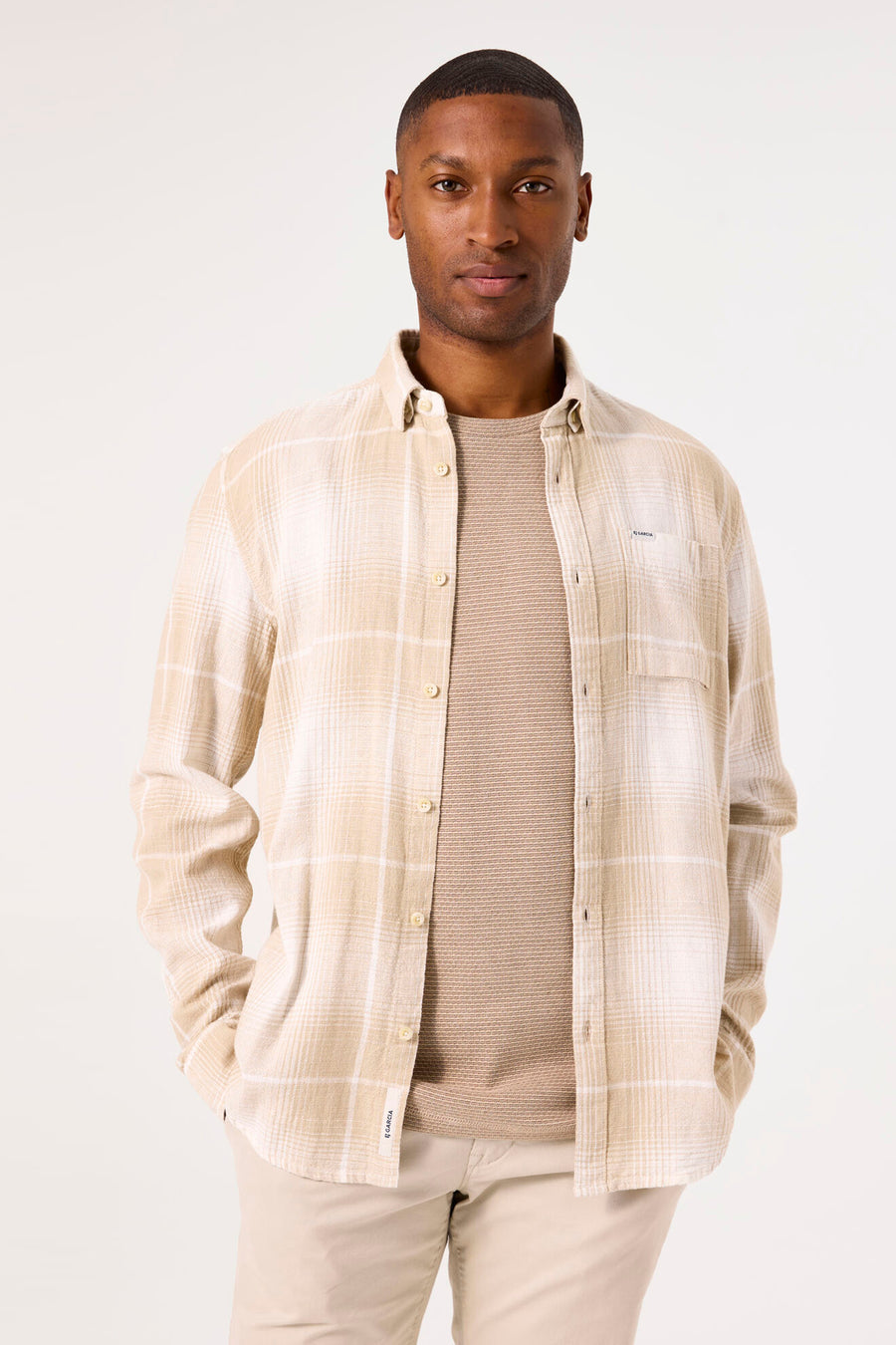 Beige lange mouwen overhemd van GARCIA, geruit, gedragen met een beige T-shirt en broek.