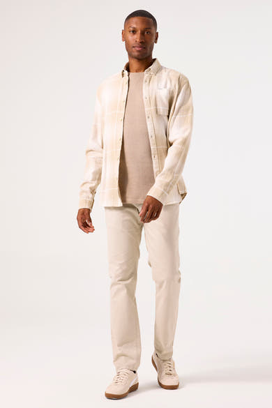 Beige overhemd met lange mouwen van GARCIA, gedragen open over een bijpassend T-shirt en broek.