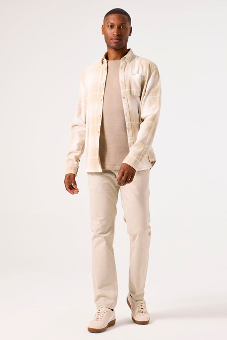 Beige overhemd met lange mouwen van GARCIA, gedragen open over een bijpassend T-shirt en broek.