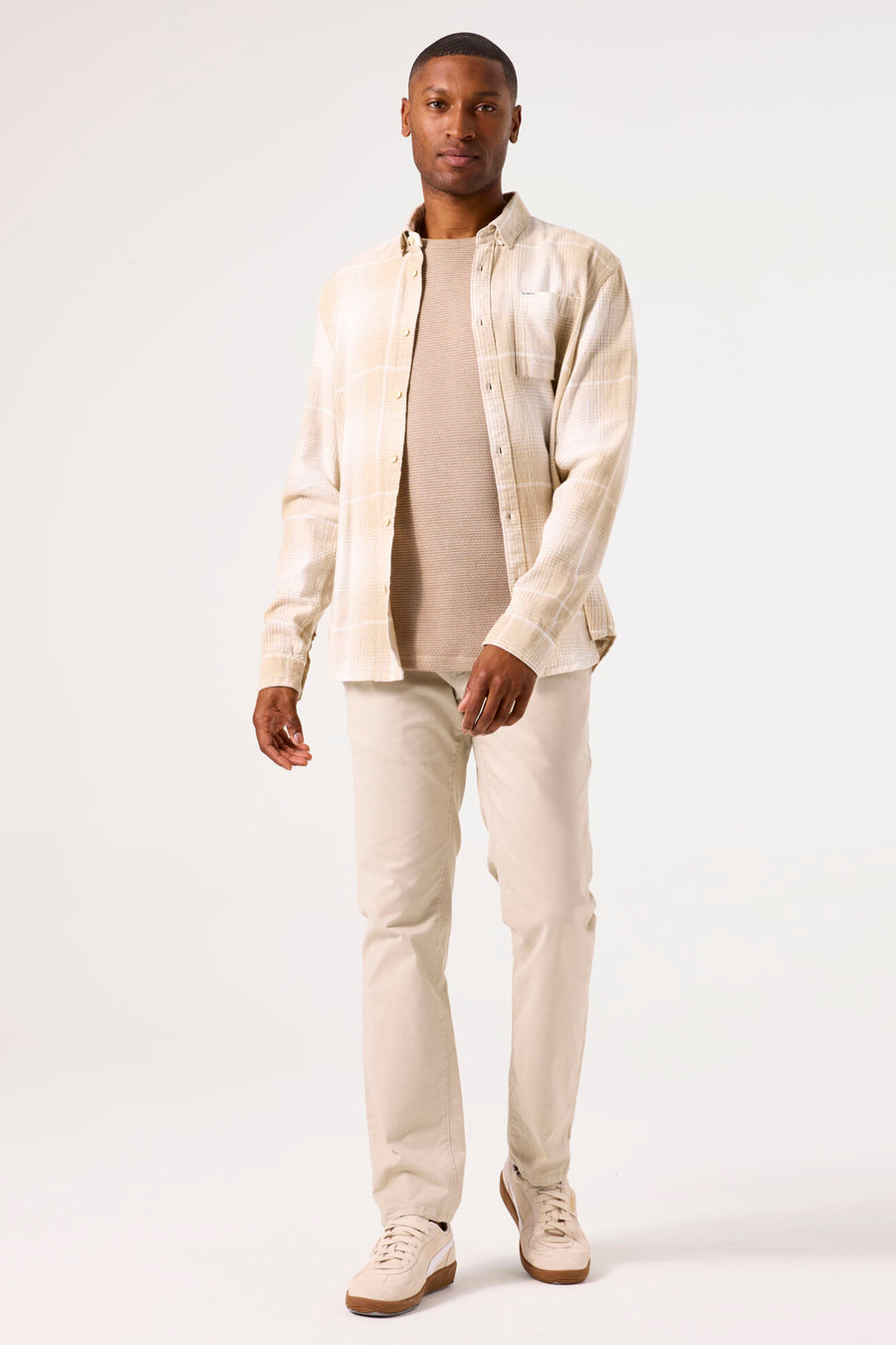Beige overhemd met lange mouwen van GARCIA, gedragen open over een bijpassend T-shirt en broek.