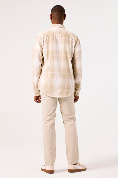 Beige lange mouwen overhemd van GARCIA, met subtiele ruitjes, gedragen met een beige broek en schoenen.