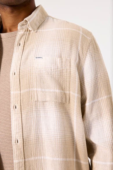 Beige geruite blouse van GARCIA, met zichtbare borstzak en lange mouwen.