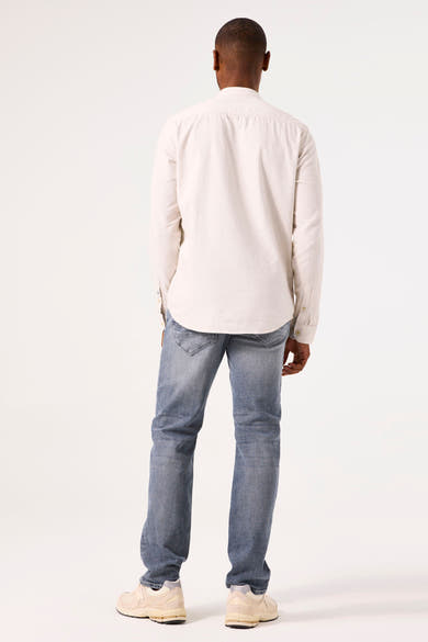Beige overhemd met lange mouwen van GARCIA, achterkant, gedragen met een spijkerbroek en sneakers.