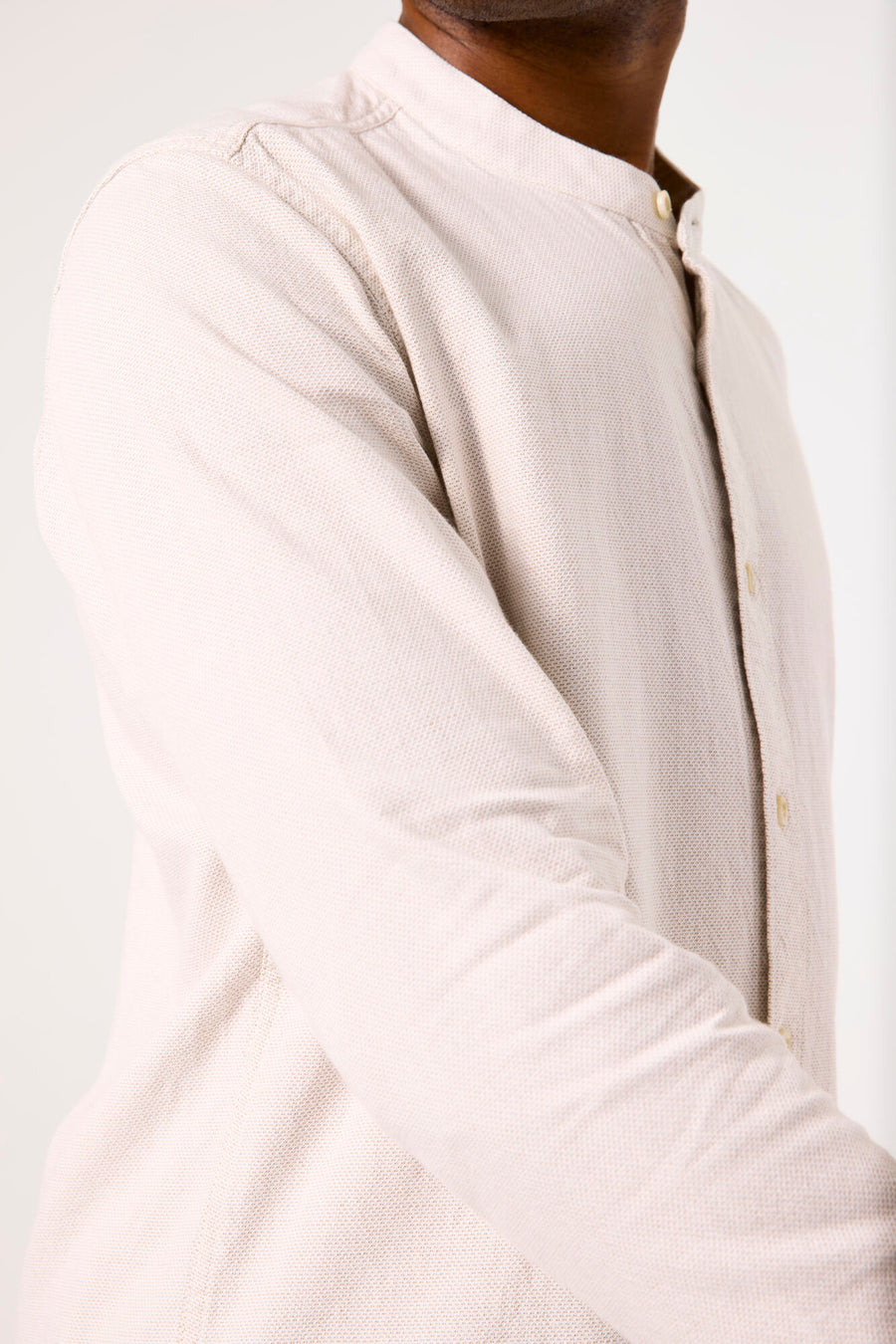 Chemise beige à manches longues de GARCIA, texturée avec une patte de boutonnage et un col mao.
