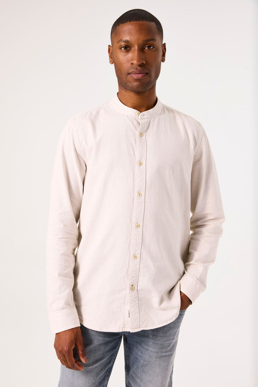 Beige overhemd met lange mouwen van GARCIA, met knopen en subtiele textuur, gedragen met een blauwe jeans.