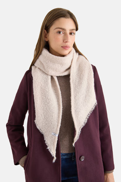 Beige sjaal van CECIL, met franjedetails en gedragen met een bordeauxrode jas en een bruine trui.