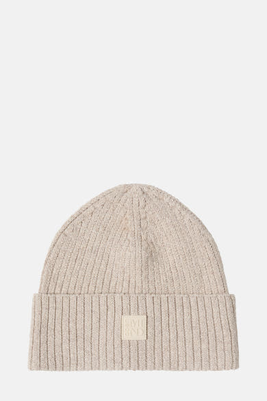 Beige muts van CECIL, gedragen met een bruine jas en een lichtgroene trui.
