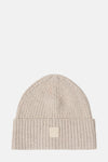 Beige muts van CECIL, gedragen met een bruine jas en een lichtgroene trui.