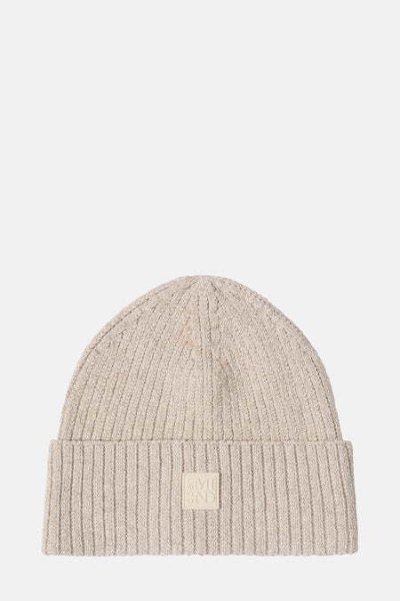 Beige muts van CECIL, gedragen met een bruine jas en een lichtgroene trui.