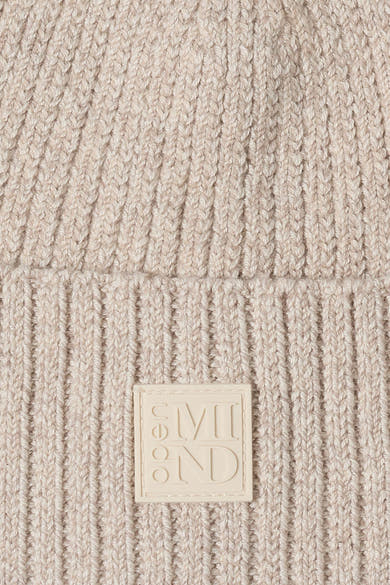 Beige geribde gebreide muts van CECIL, met een vierkant ton-sur-ton embleem.