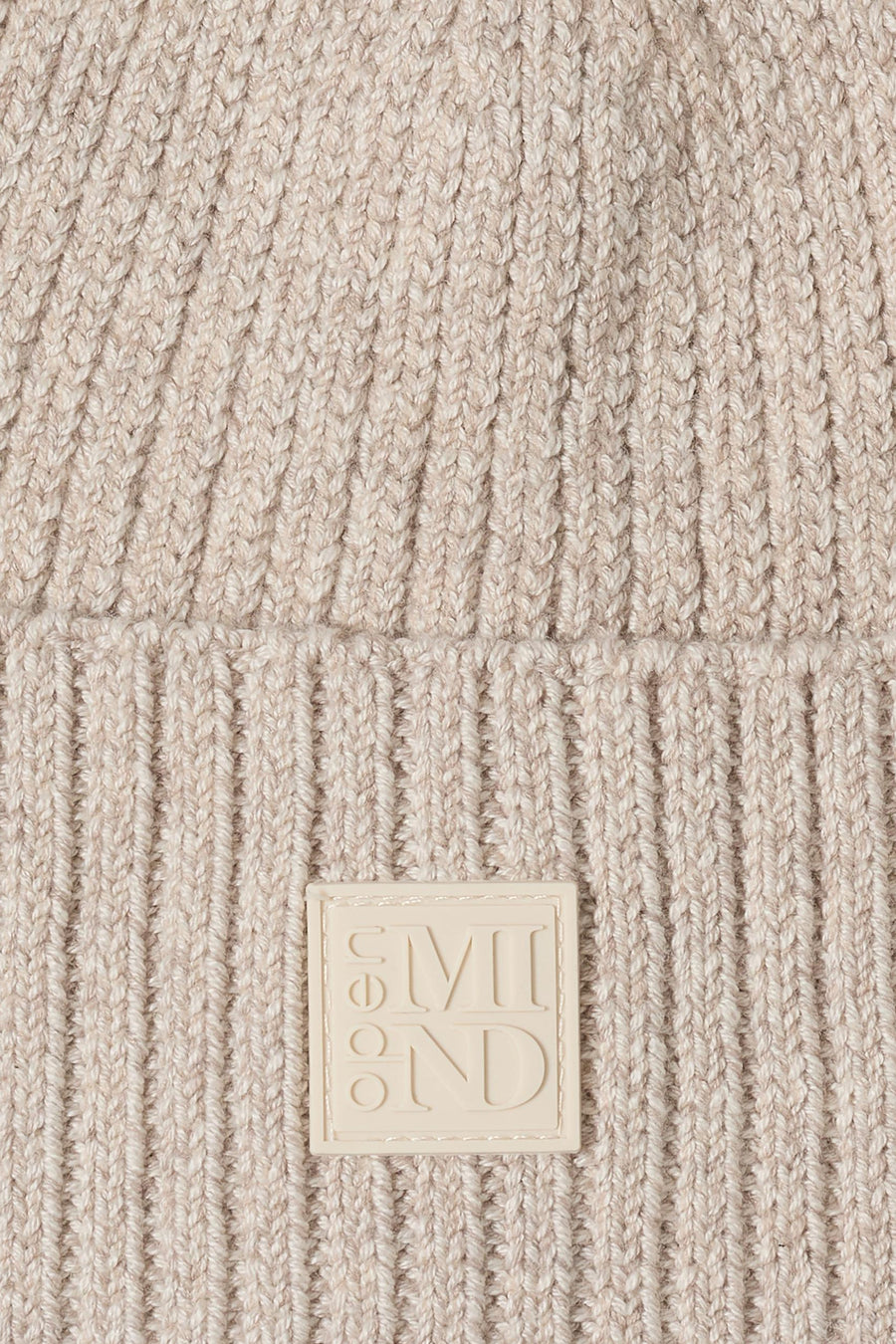 Beige geribde gebreide muts van CECIL, met een vierkant ton-sur-ton embleem.