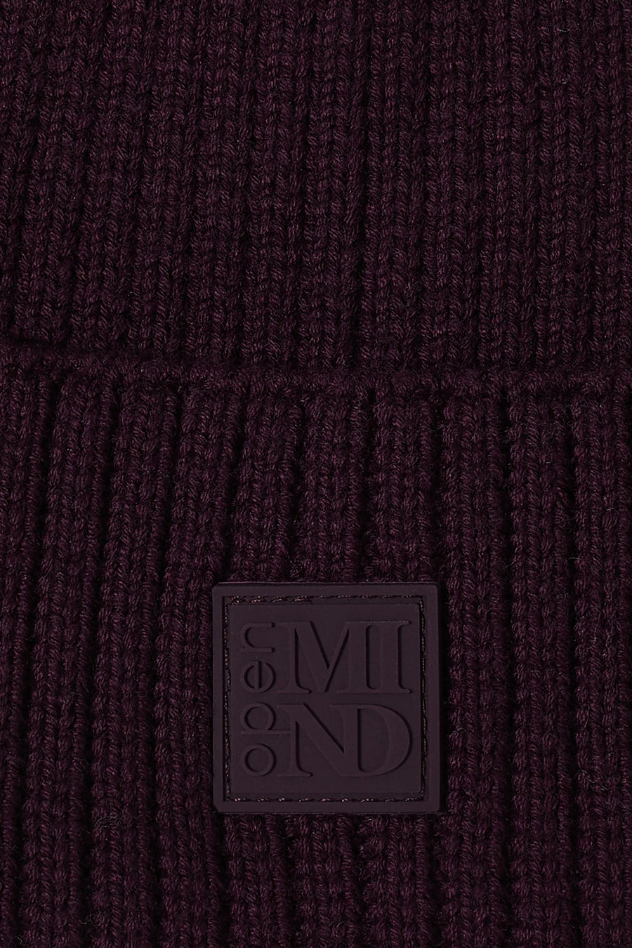 Paarse geribbelde gebreide muts van CECIL, met een vierkant ton-sur-ton logo-patch.