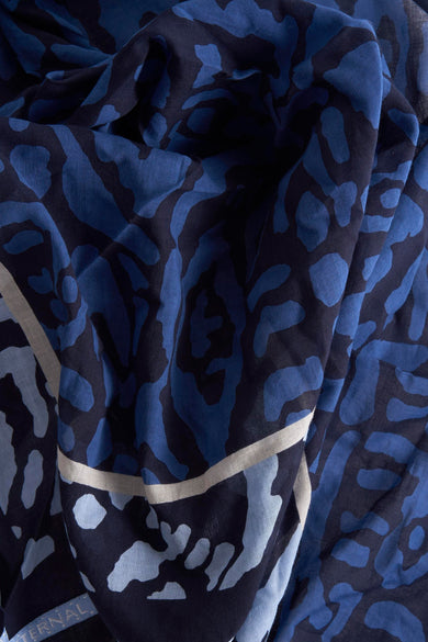 Multikleuren sjaal van CECIL, met een blauw abstract patroon en beige randen, getoond gekreukeld.