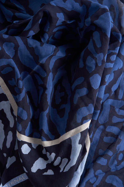 Multikleuren sjaal van CECIL, met een blauw abstract patroon en beige randen, getoond gekreukeld.
