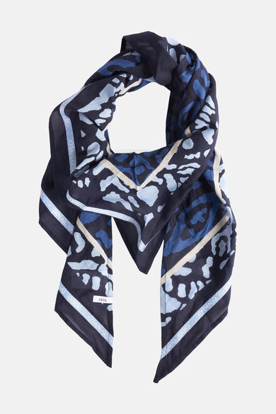 Multikleurige sjaal van CECIL, met een blauw-witte gespikkelde print en een gestreepte logorand.
