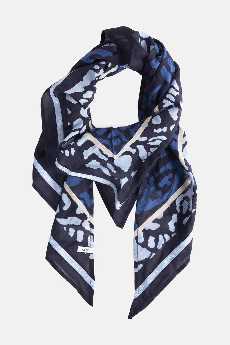 Multikleurige sjaal van CECIL, met een blauw-witte gespikkelde print en een gestreepte logorand.