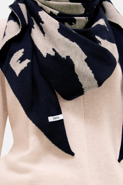 Marineblauwe en beige sjaal van CECIL, met grafisch patroon, gedragen over een lichtroze trui.