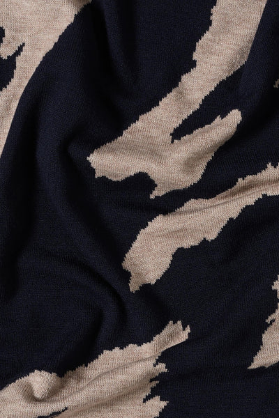 Blauwe sjaal van CECIL, met beige abstract textuurpatroon, met een zachte en luxueuze val.