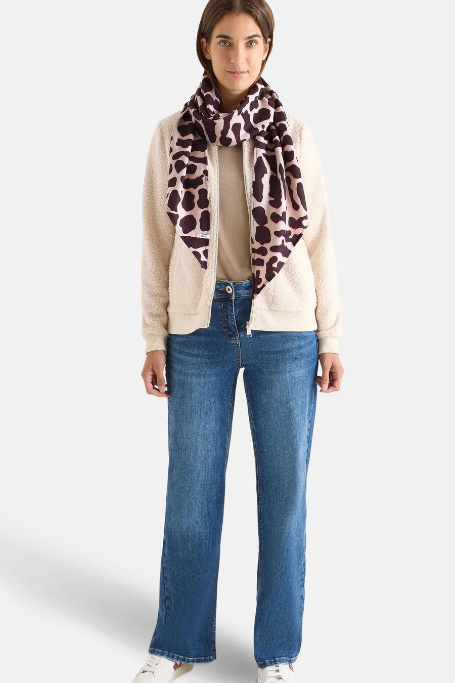 Foulard multicolore de CECIL, avec un motif animalier brun et beige.