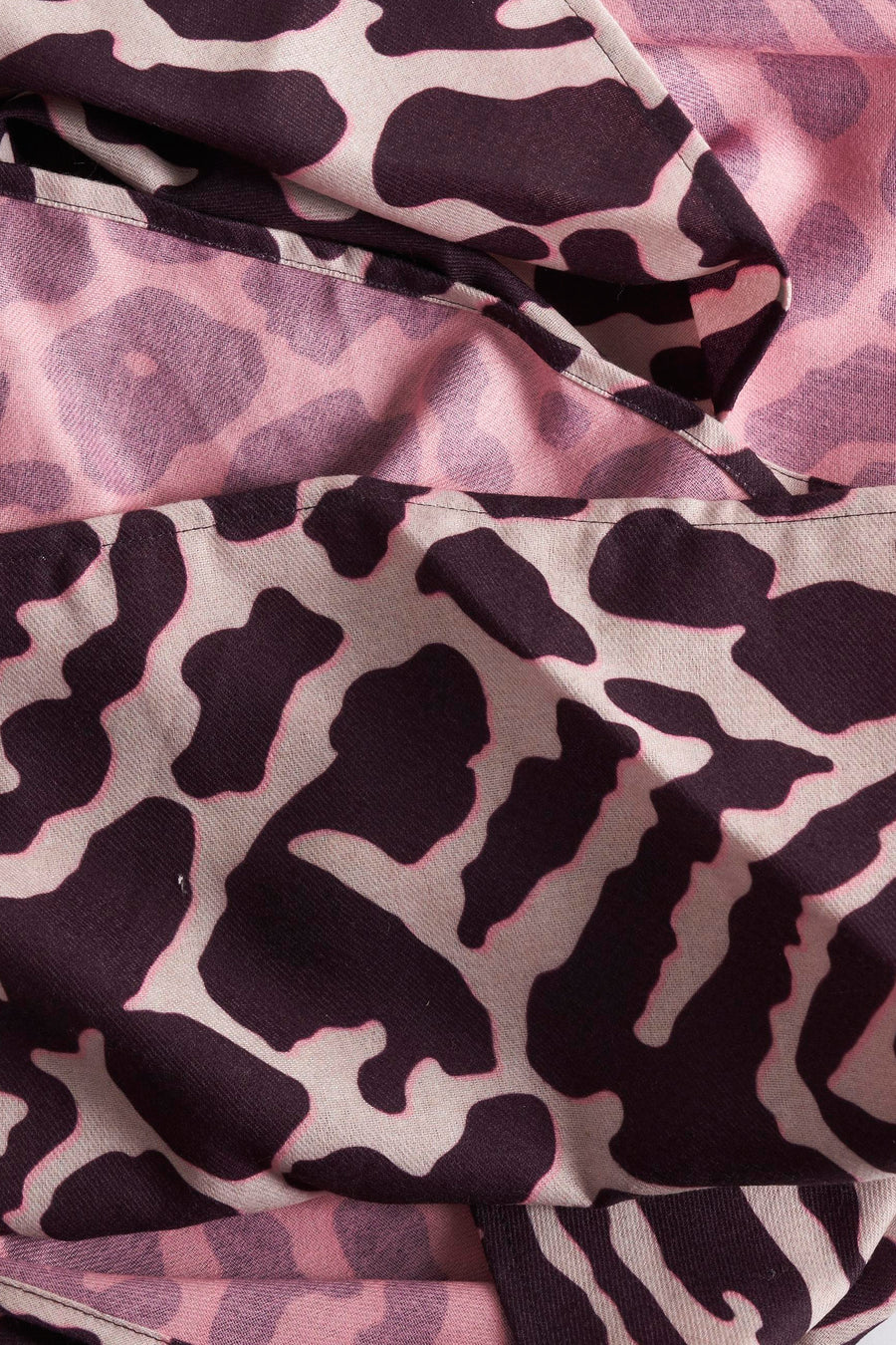 Foulard multicolore de CECIL, avec un motif tacheté marron et beige sur fond rose.
