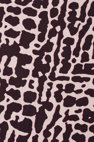 Foulard multicolore de CECIL, motif animalier abstrait brun et beige avec un contour rose pâle.
