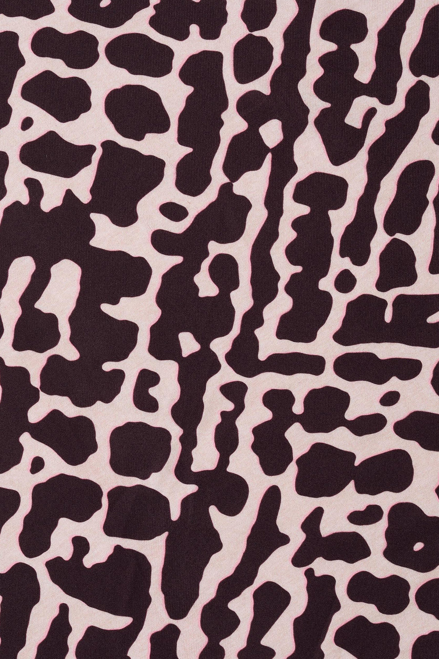 Foulard multicolore de CECIL, motif animalier abstrait brun et beige avec un contour rose pâle.
