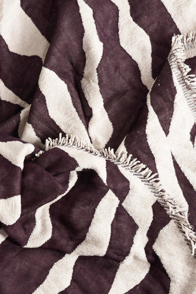 Multikleuren sjaal van CECIL, met brede golvende strepen in bruin en gebroken wit, met decoratieve franjes.