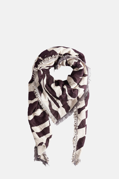 Multikleuren sjaal van CECIL, met abstract zebrapatroon en franjeafwerking.