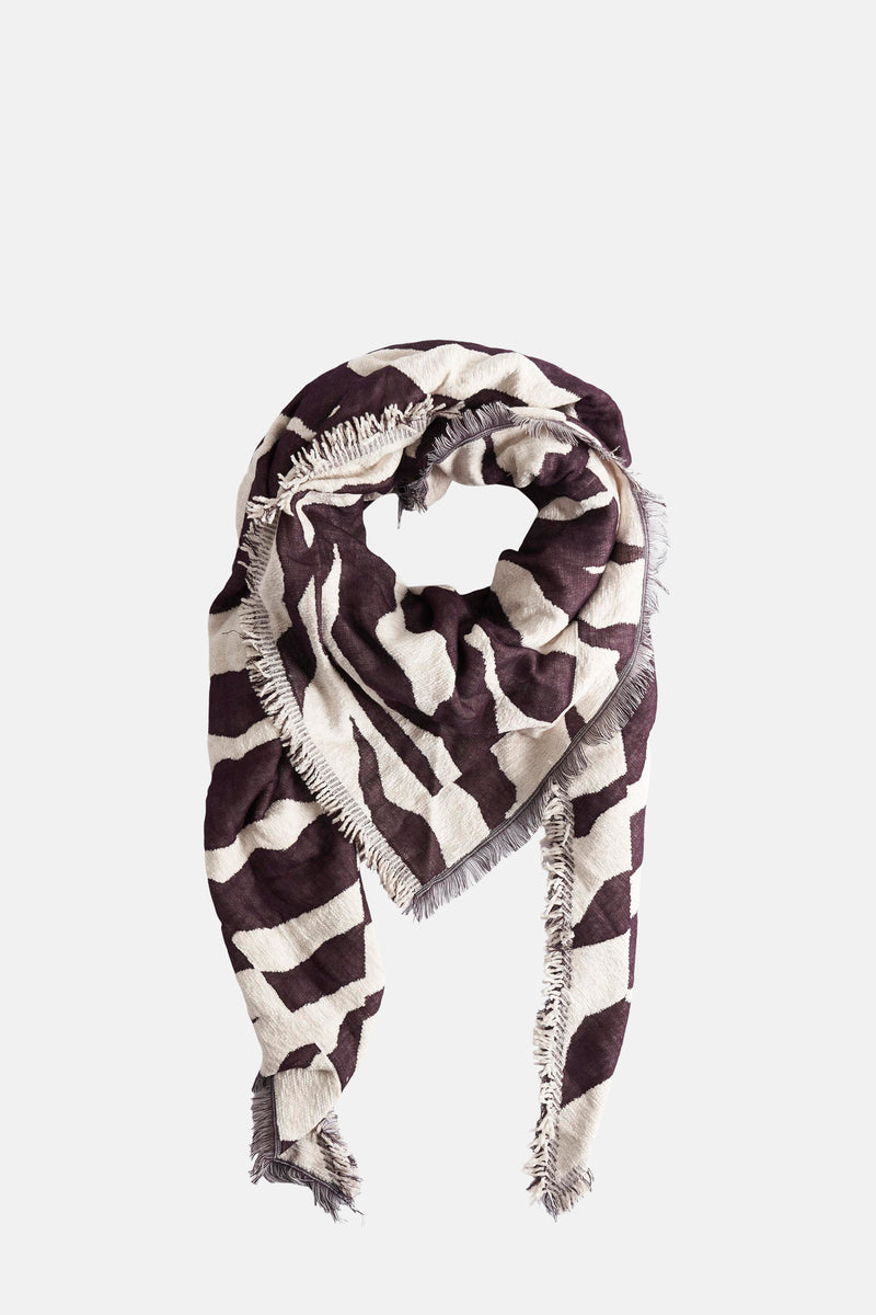 Multikleuren sjaal van CECIL, met abstract zebrapatroon en franjeafwerking.