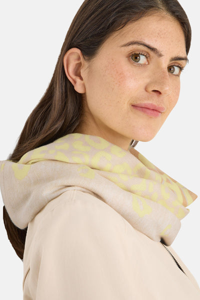 Écharpe argentée de CECIL, à motif floral jaune et beige, portée avec une veste beige.
