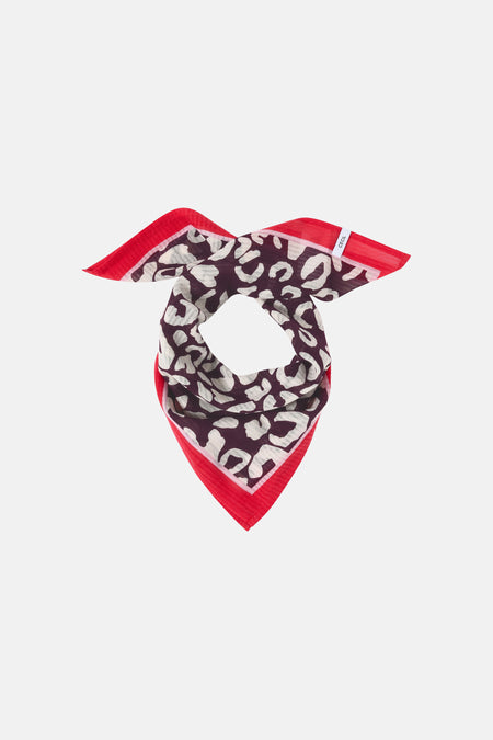 Foulard multicolore de CECIL à motif léopard avec bordure rouge, plié en boucle.