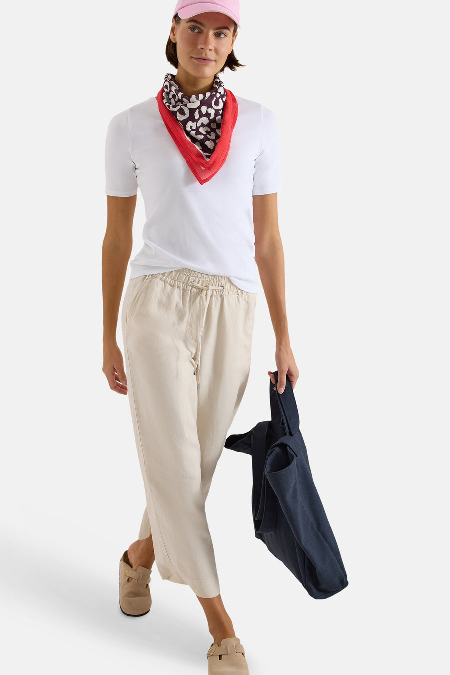 Foulard multicolore de CECIL avec motif léopard marron et blanc, bordure rouge.