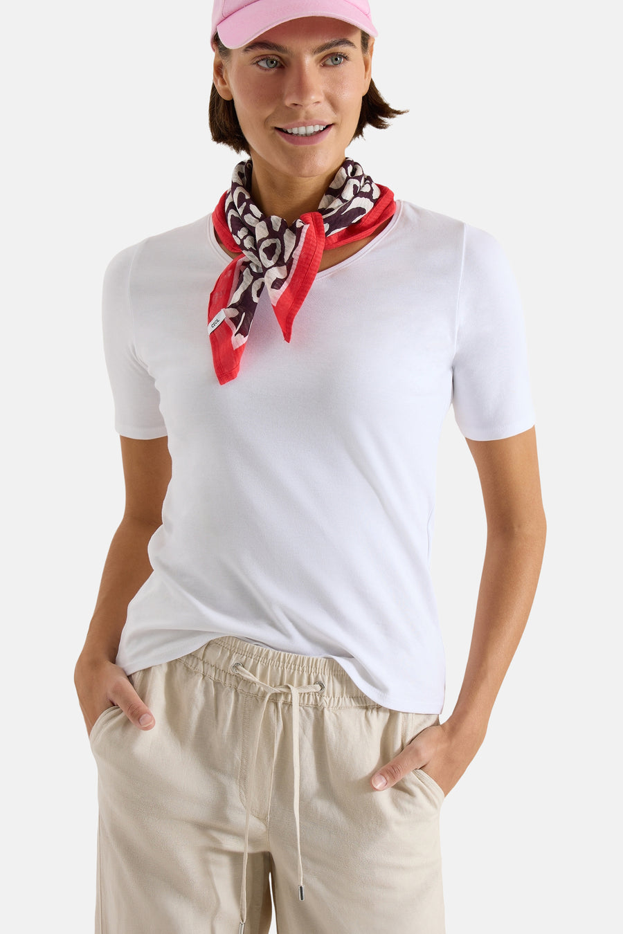 Multikleuren sjaal van CECIL met wit, rood en donkerbruin abstract patroon, gedragen om de nek over een wit T-shirt.