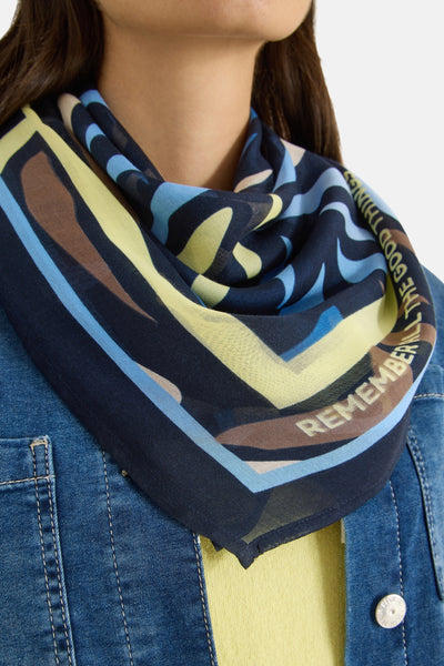 Foulard multicolore de CECIL, avec un motif géométrique et l'inscription "Remember all the good things".