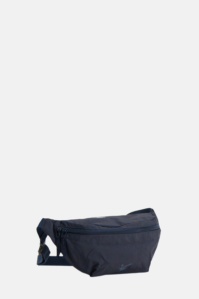 Blauwe heuptas van LYLE & SCOTT, met zichtbare ritssluiting en discreet logo.