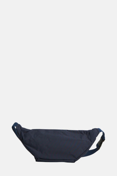 Blauwe heuptas van LYLE & SCOTT met subtiele diagonale strepen en zwarte sluitgesp.