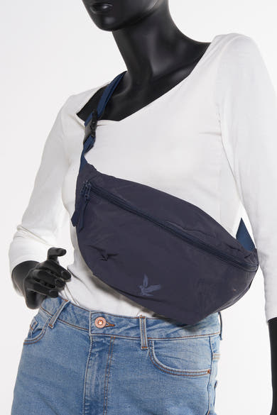 Blauwe heuptas van LYLE & SCOTT, gedragen door een model met een spijkerbroek en een wit topje.