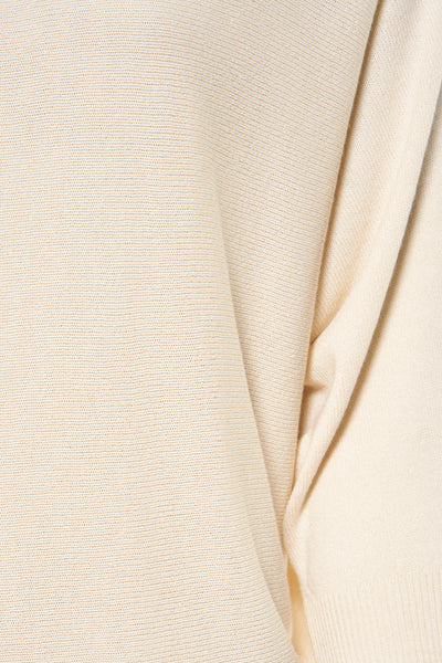 Beige ronde hals trui van AMELIE ET AMELIE, zachte gebreide textuur, elegante plooi.
