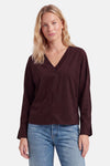 Blouse violette à manches longues et col en V par AMELIE ET AMELIE, vue de face sur modèle portant jeans bleus