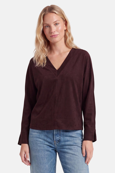 Blouse violette à manches longues et col en V par AMELIE ET AMELIE, vue de face sur modèle portant jeans bleus