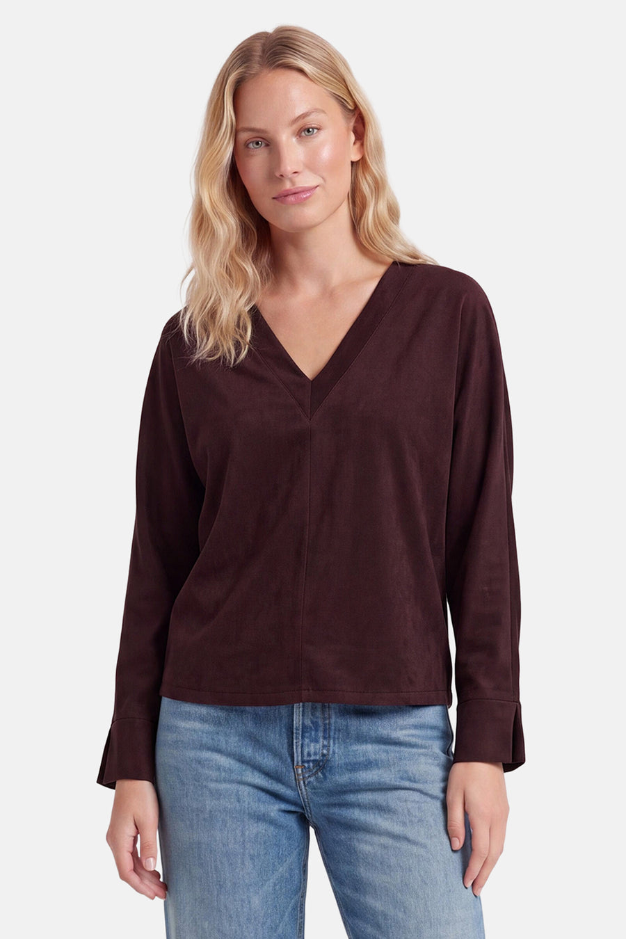 Blouse violette à manches longues et col en V par AMELIE ET AMELIE, vue de face sur modèle portant jeans bleus