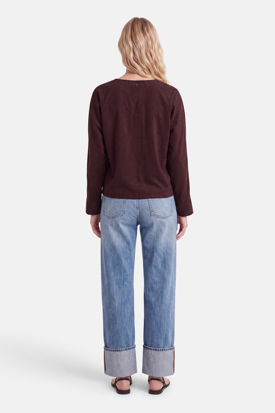 Blouse violette à manches longues par AMELIE ET AMELIE, vue dos, en tissu fluide, portée avec jeans délavés et sandales noires