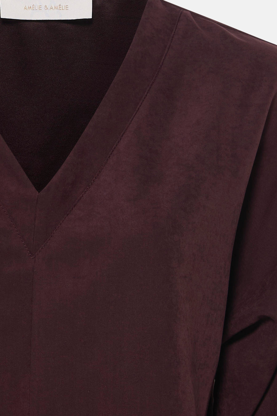 Blouse violette à manches longues de AMELIE ET AMELIE, col en V, tissu texturé, vue rapprochée